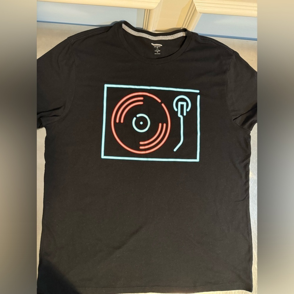 Old Navy - record player graphic tee